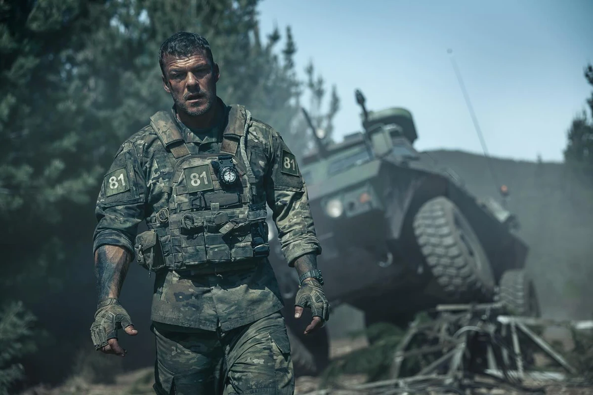Алан Ритчсон в часах G-Shock Mudman в фильме War Machine