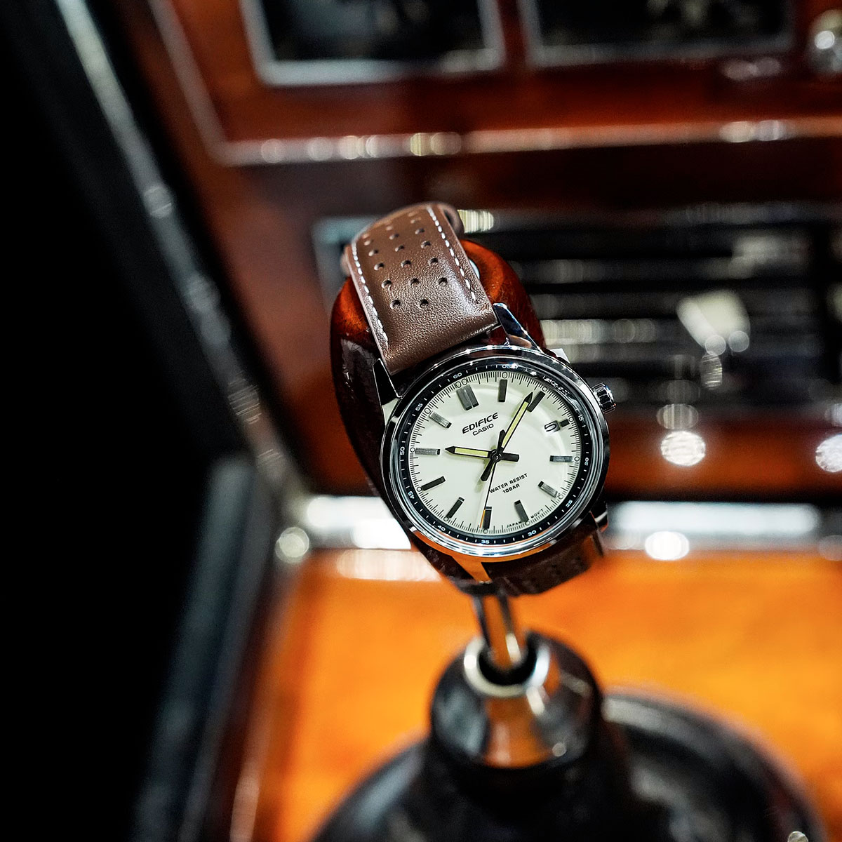 Edifice EFR-109L-7A на кожаном ремешке у рычага переключения передач