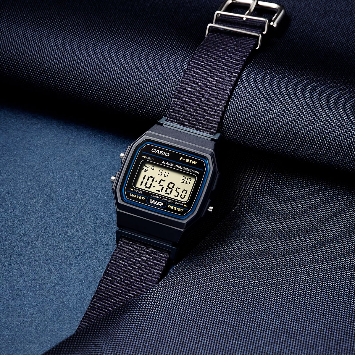 Синяя Casio F-91WF-2A на фактурной ткани