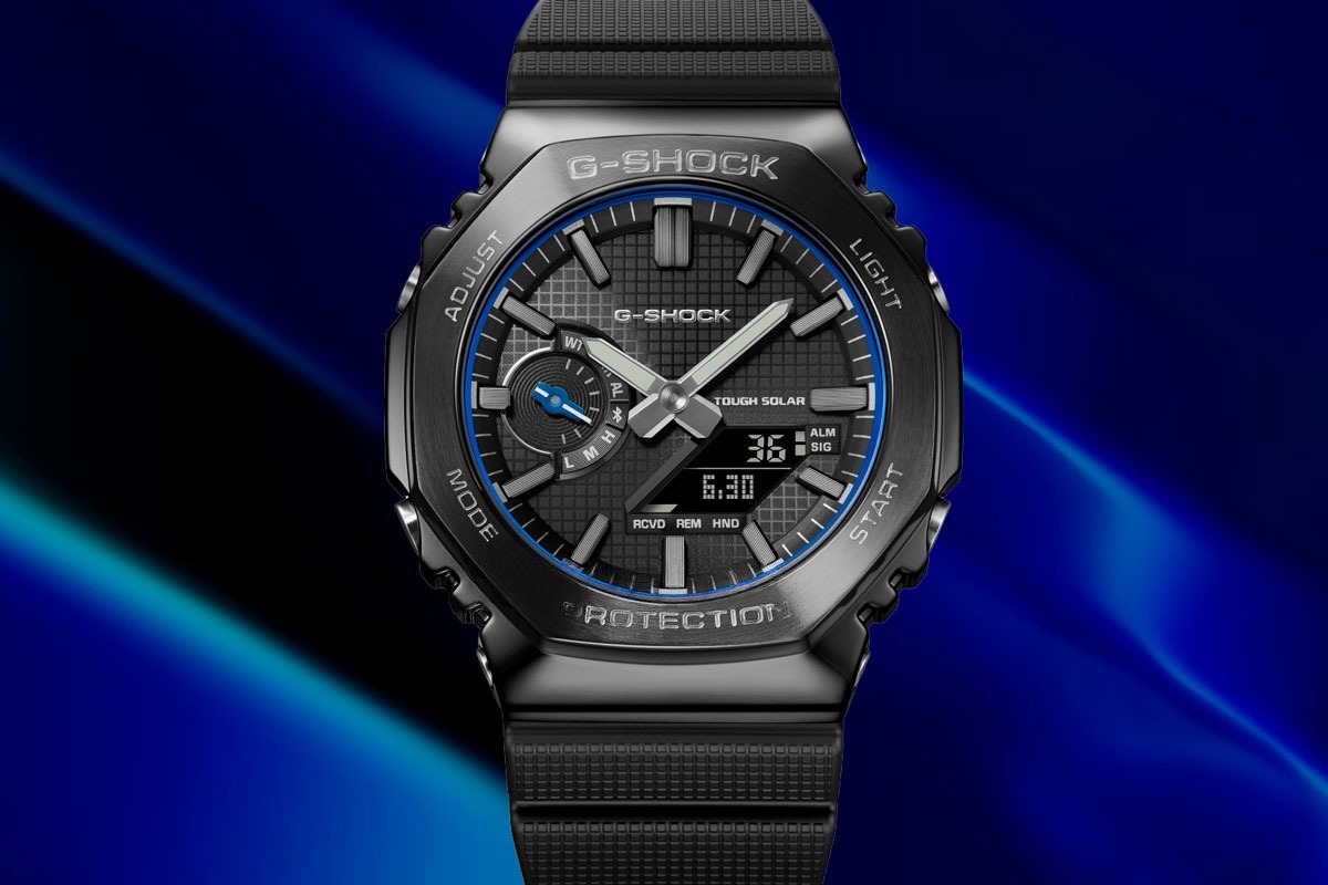 GBM-2100LXB-1A2: чёрный стальной безель, циферблат с узором из квадратов и синим кольцом