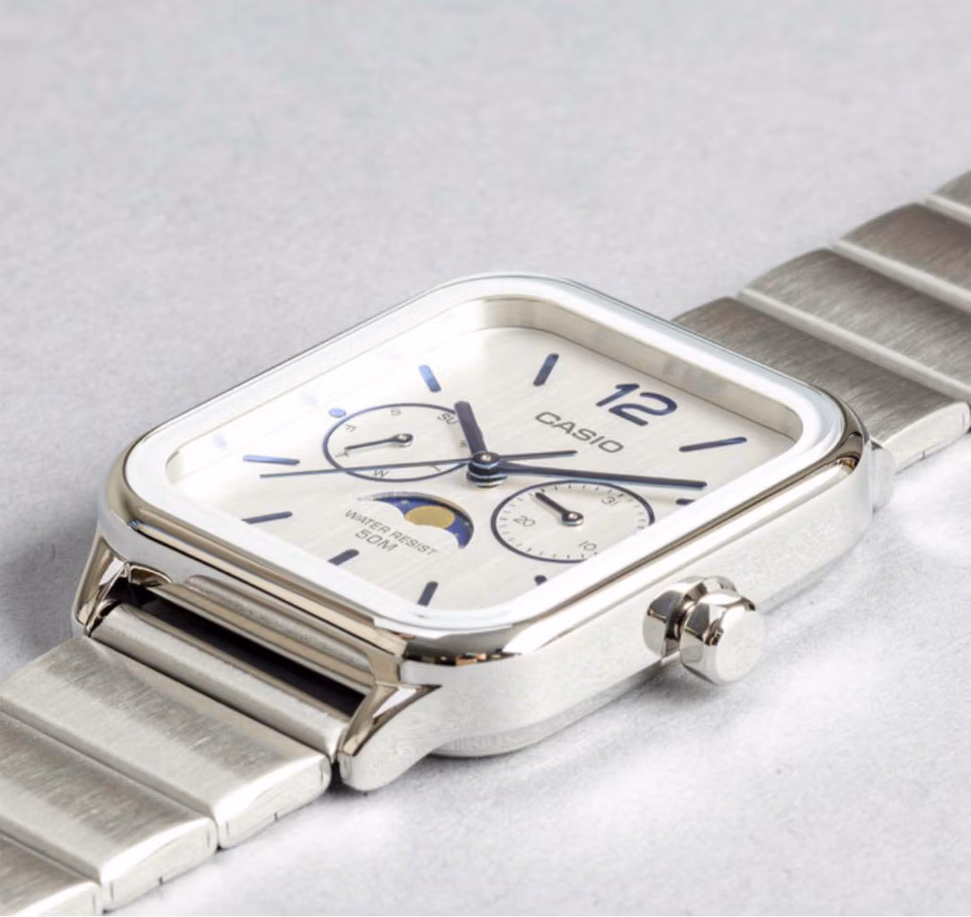 Корпус, циферблат и заводная головка Casio MTP-M305D-7A крупным планом