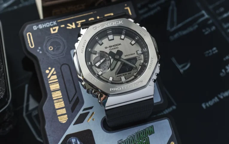 G-Shock GM2100-1ASW на подставке-удостоверении