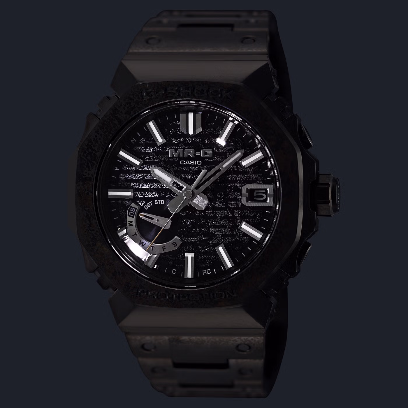 Свечение стрелок и часовых меток MRG-B2100HR-1A в темноте