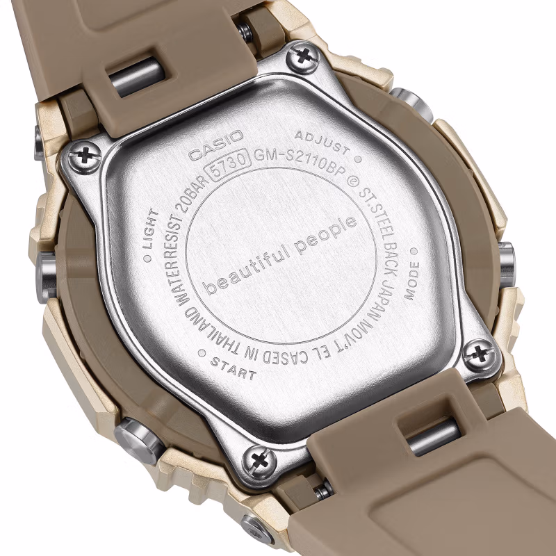 Casio GM-S2110BP-5A: задняя крышка с гравировкой beautiful people
