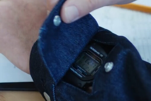 Клапан на манжете куртки Denim Collection прикрывает цифровые часы G-Shock
