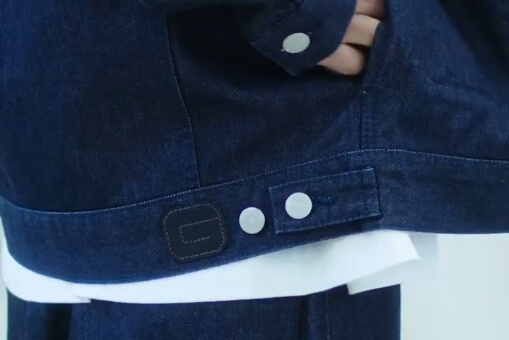 Нашивка с логотипом G и кнопки у пояса куртки Denim Collection