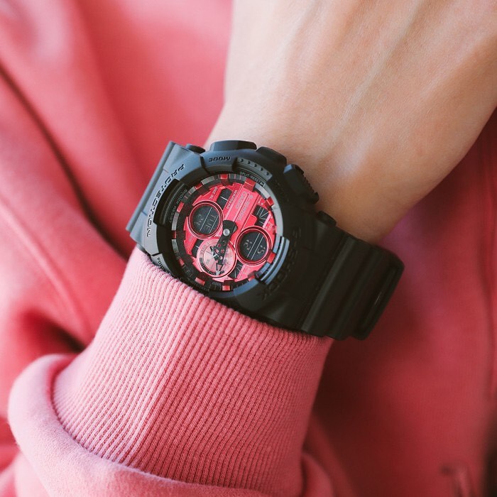 G-Shock GA-140 с красным циферблатом на руке
