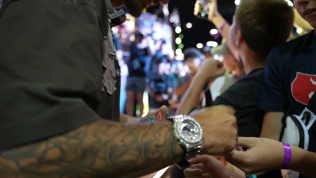 Макс Холлоуэй и его G-Shock GM-2100 на выставке коллекционеров спорта