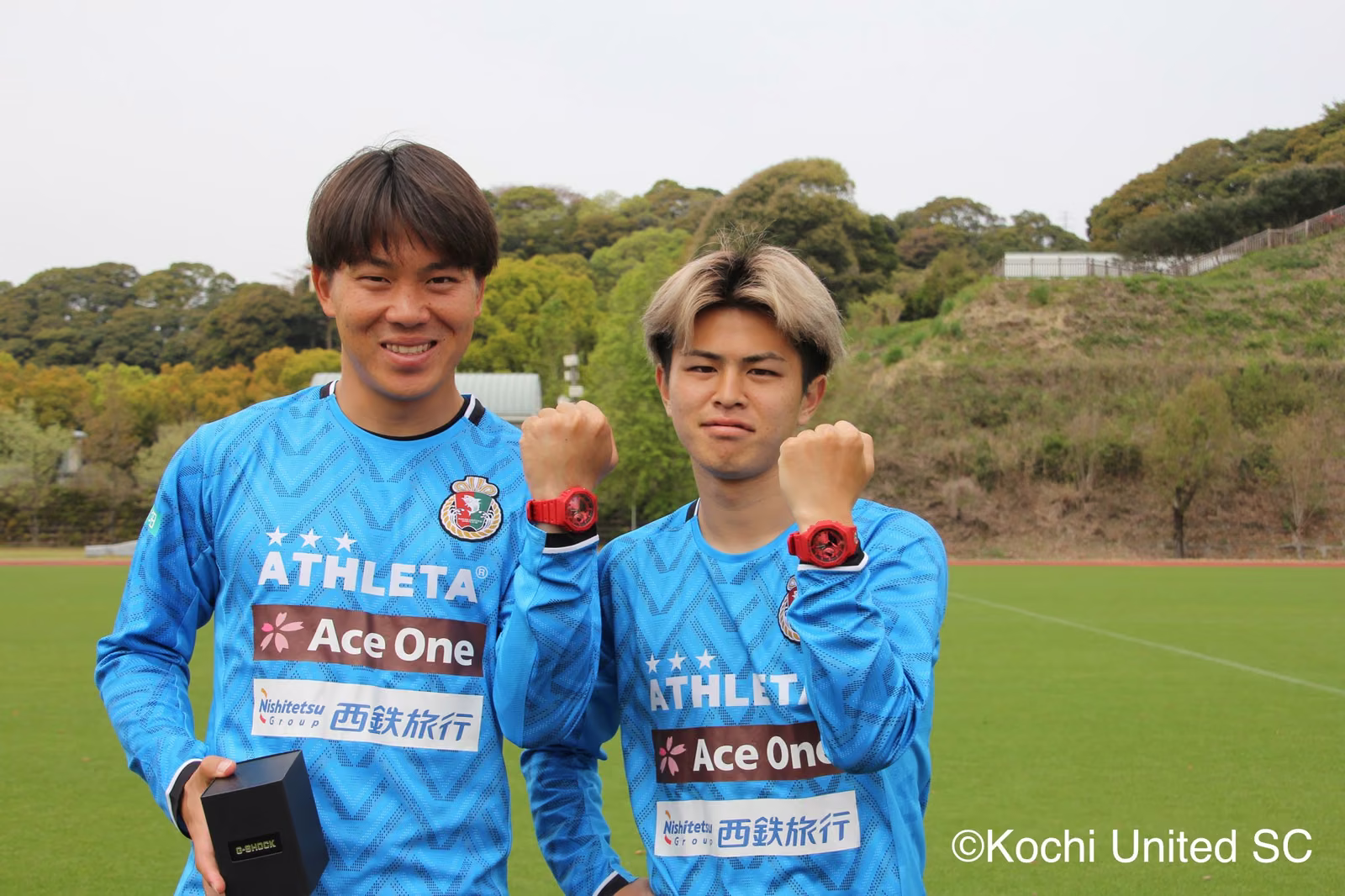 Футболисты Kochi United SC с G-Shock 2026ver. на руке