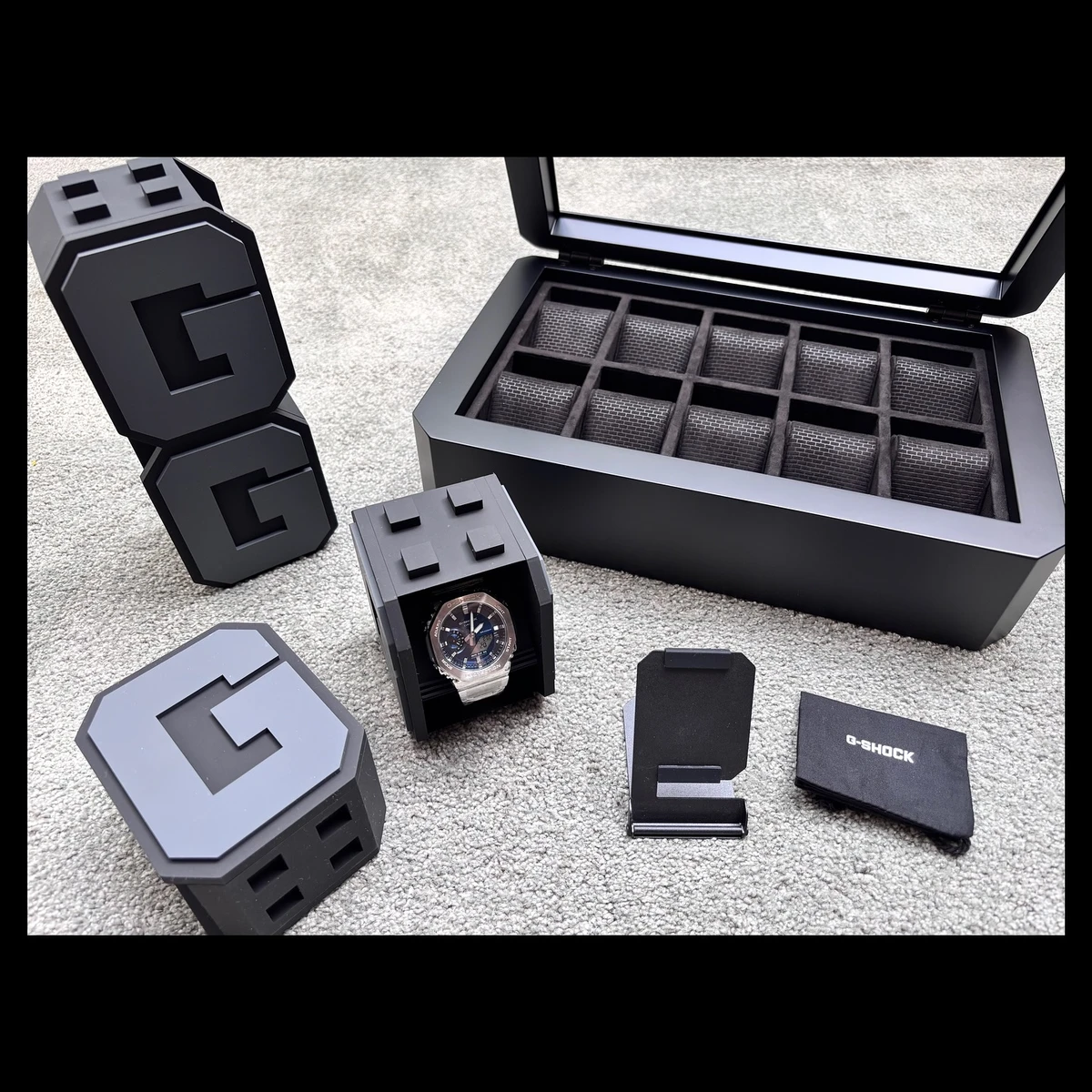 Аксессуары G-Shock: подставки в форме буквы G, складная подставка и витрина на десять часов