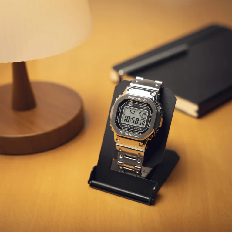 Металлические часы G-Shock на портативной подставке GS-POWATSTD