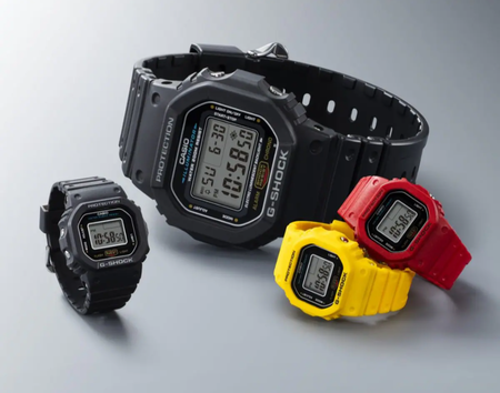 G-Shock nano DWN-5600 в черном, желтом и красном цветах рядом с полноразмерной квадратной G-Shock