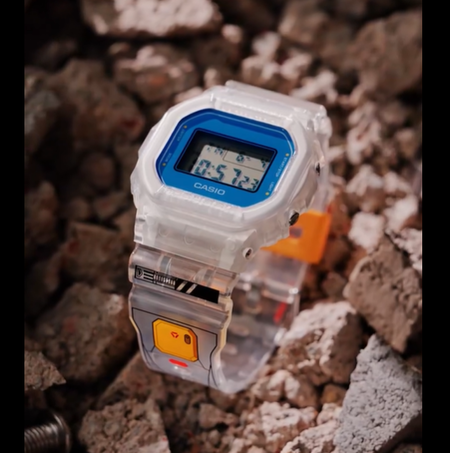 Gundam × G-Shock: серая накладка с оранжевым элементом на ремешке