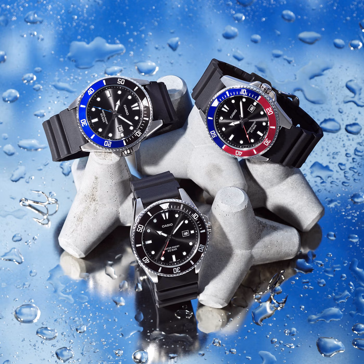 Casio MDV-107-1A3: модели Casio MDV-107 с разным оформлением безеля на бетонных волнорезах