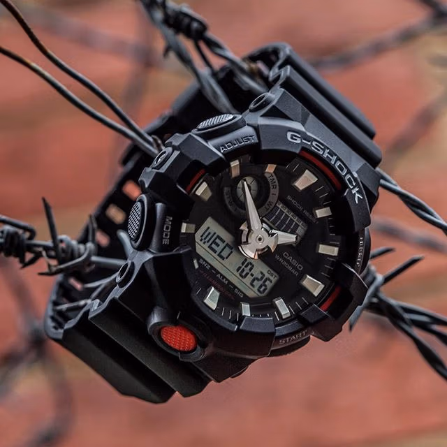 Циферблат Casio G-Shock GA-700-1A крупным планом