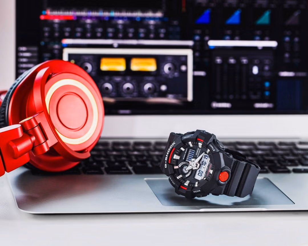 Casio G-Shock GA-700-1A на ноутбуке