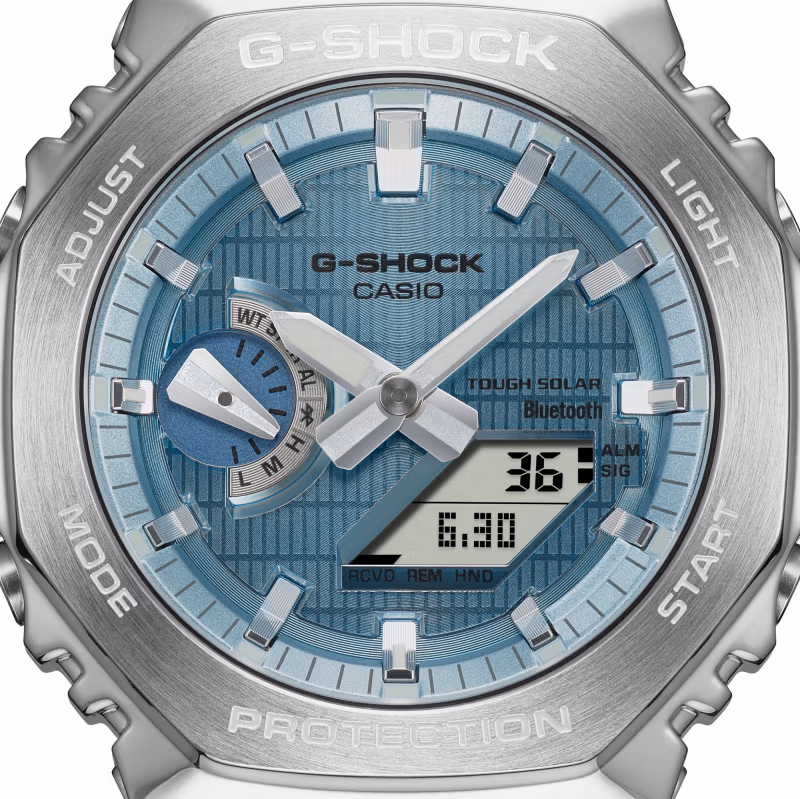 Фактура голубого циферблата, часовые метки и стрелки GBM-2100A-1A2