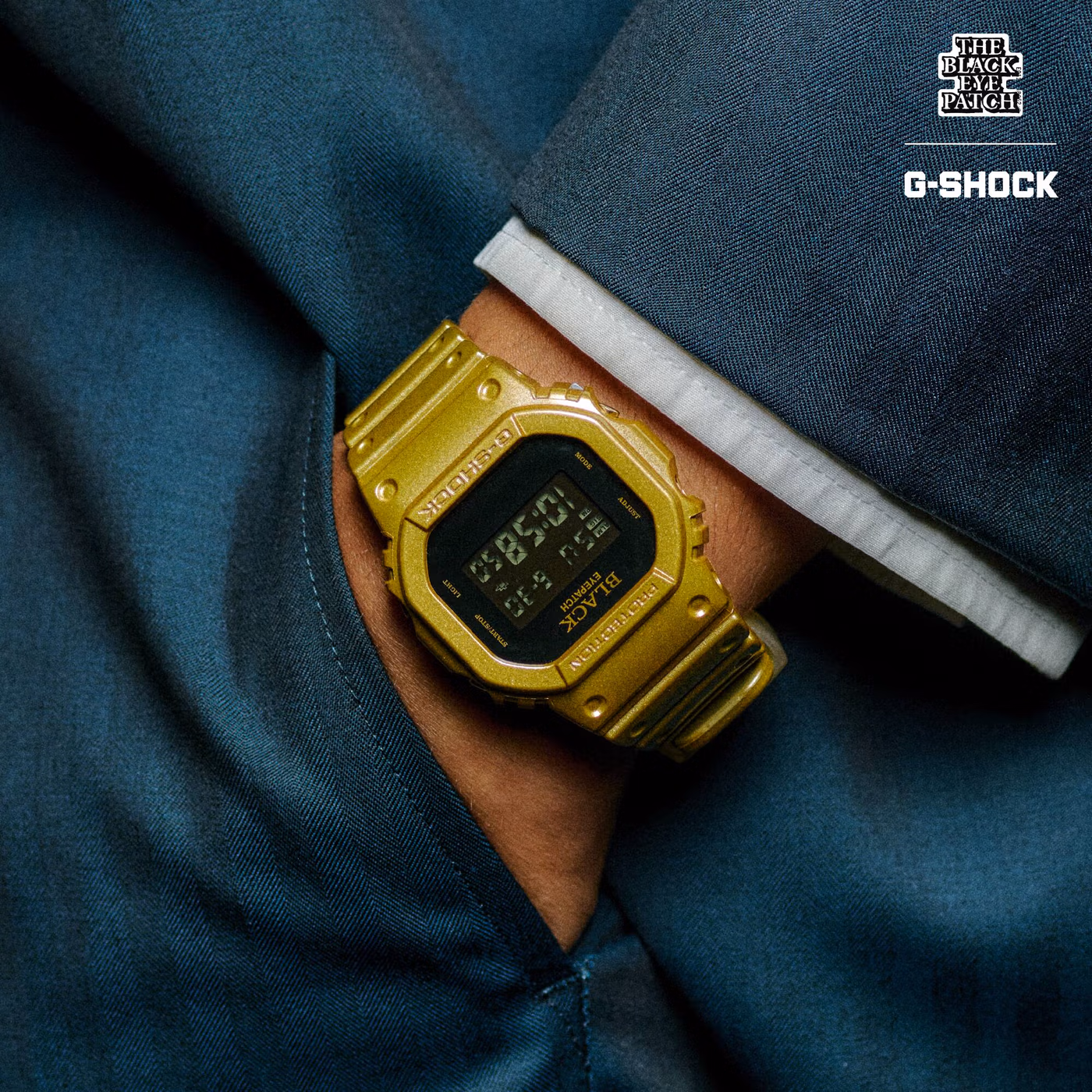 G-Shock DW-5600BEP-9 на запястье под рукавом синего пиджака