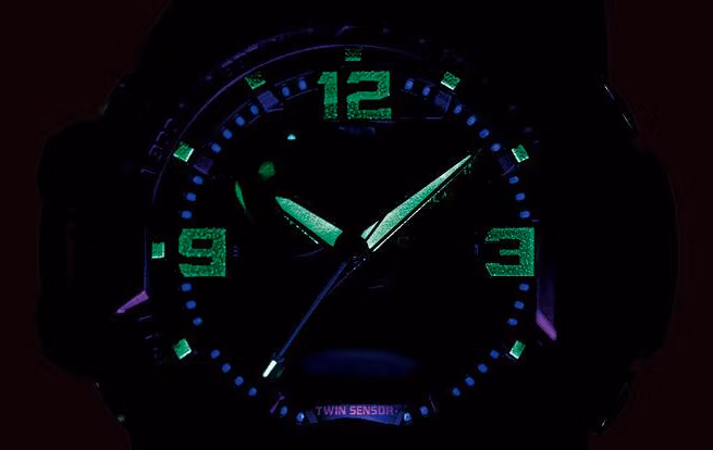 G-Shock GA-1000-4A с чёрным корпусом и оранжевыми акцентами