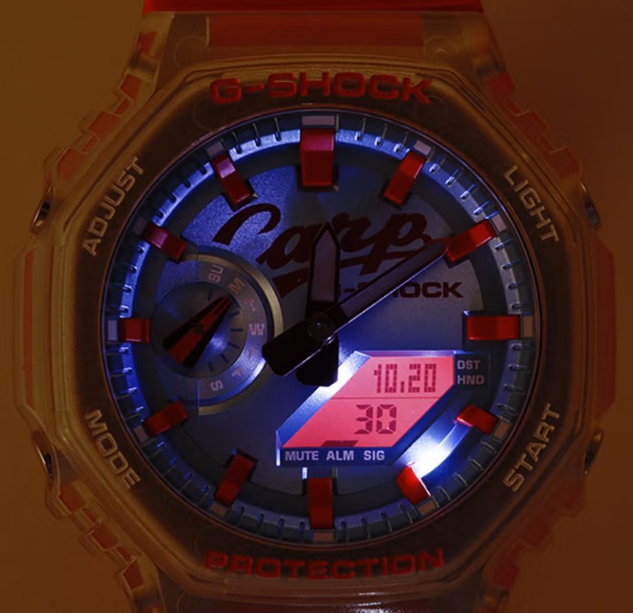 G-Shock Hiroshima Toyo Carp 2026 с включённой подсветкой