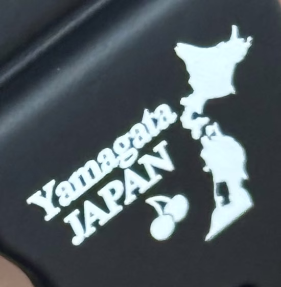 Печать на ремешке G-Shock: надпись Yamagata JAPAN, две вишни и контур префектуры