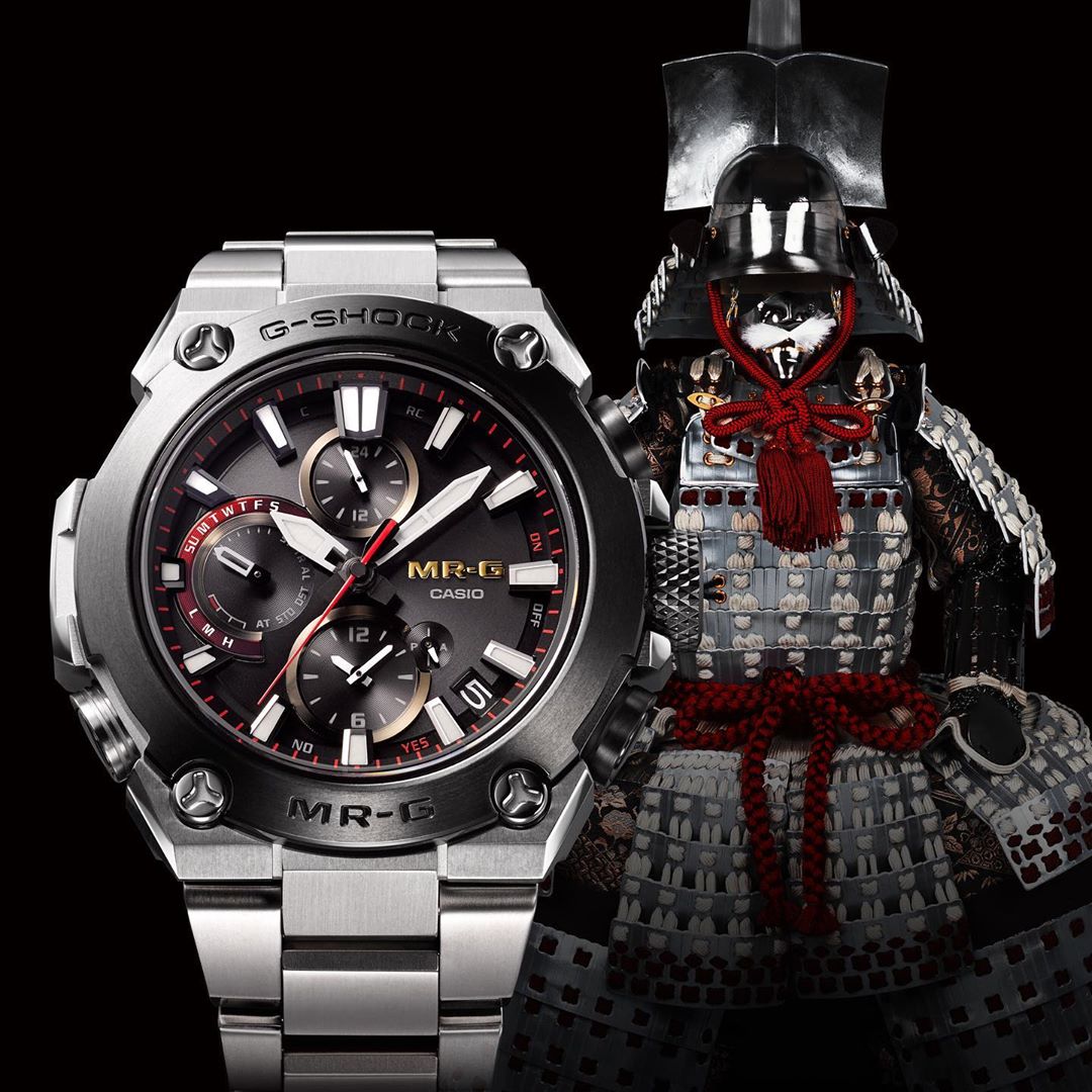 G-Shock MRG-B1000D-1A рядом с самурайским доспехом