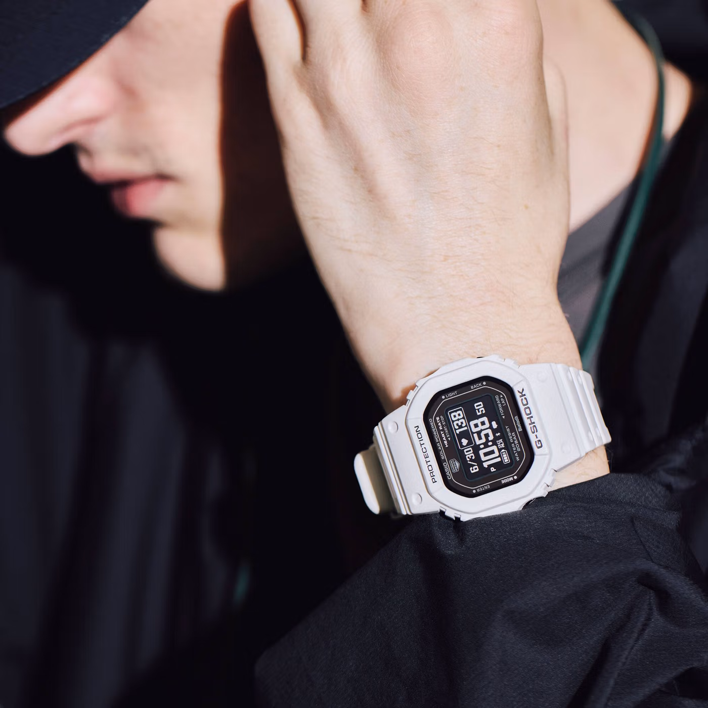 Casio G-Shock DW-H5600-7 на руке
