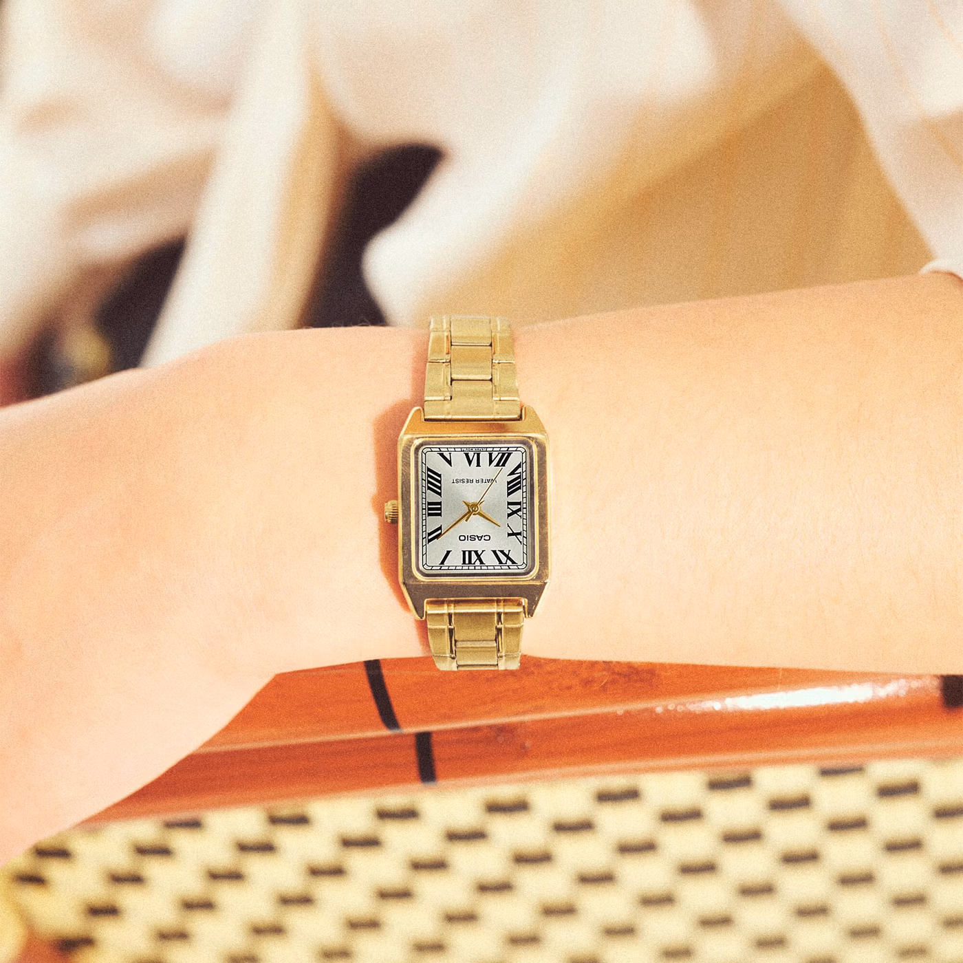 Женские Casio LTP-V007G-9B в золотистом корпусе со стальным браслетом