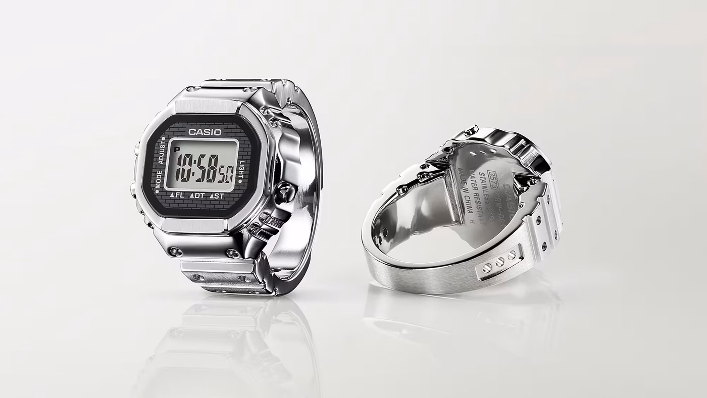 Casio CRW-001-1 рядом с классическими часами Casio — сравнение размеров