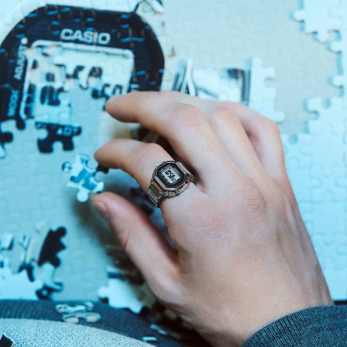 Casio CRW-001-1 на пальце